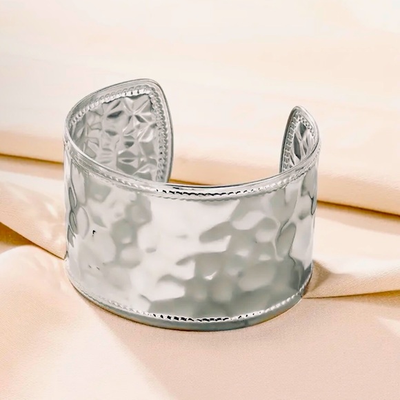 ✨✨18K WGP Hammered Cuff Bracelet✨✨ - Picture 4 of 5